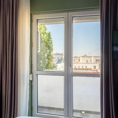 Apartmán Artful & Light-filled 2br On Calea Victoriei - Prime Spot *