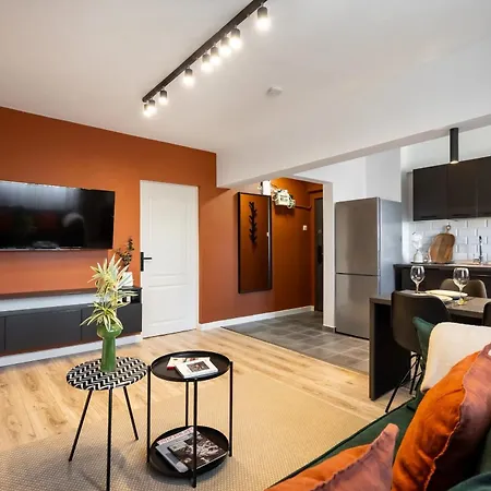 Apartmán Artful & Light-filled 2br On Calea Victoriei - Prime Spot *